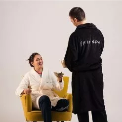 Bata Bordada De Friends Negra Para Hombre -Complementos Ventas bata bordada de friends negra para hombre 1 3